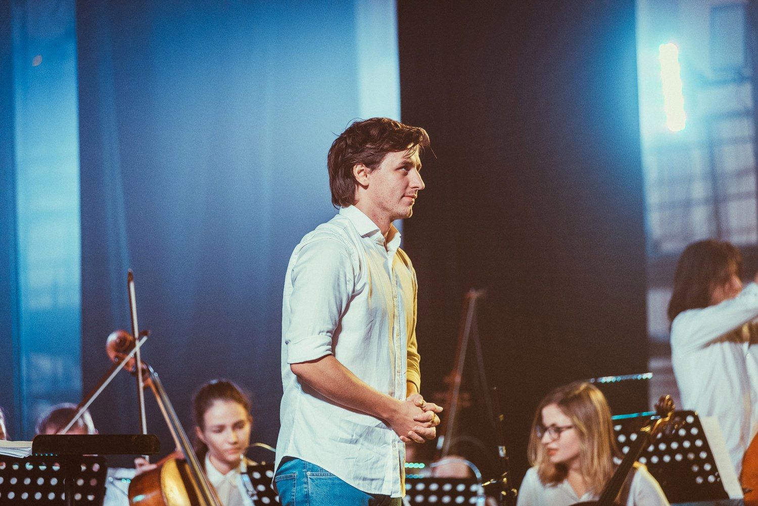 Sergey Akimov conducting a large stage concert